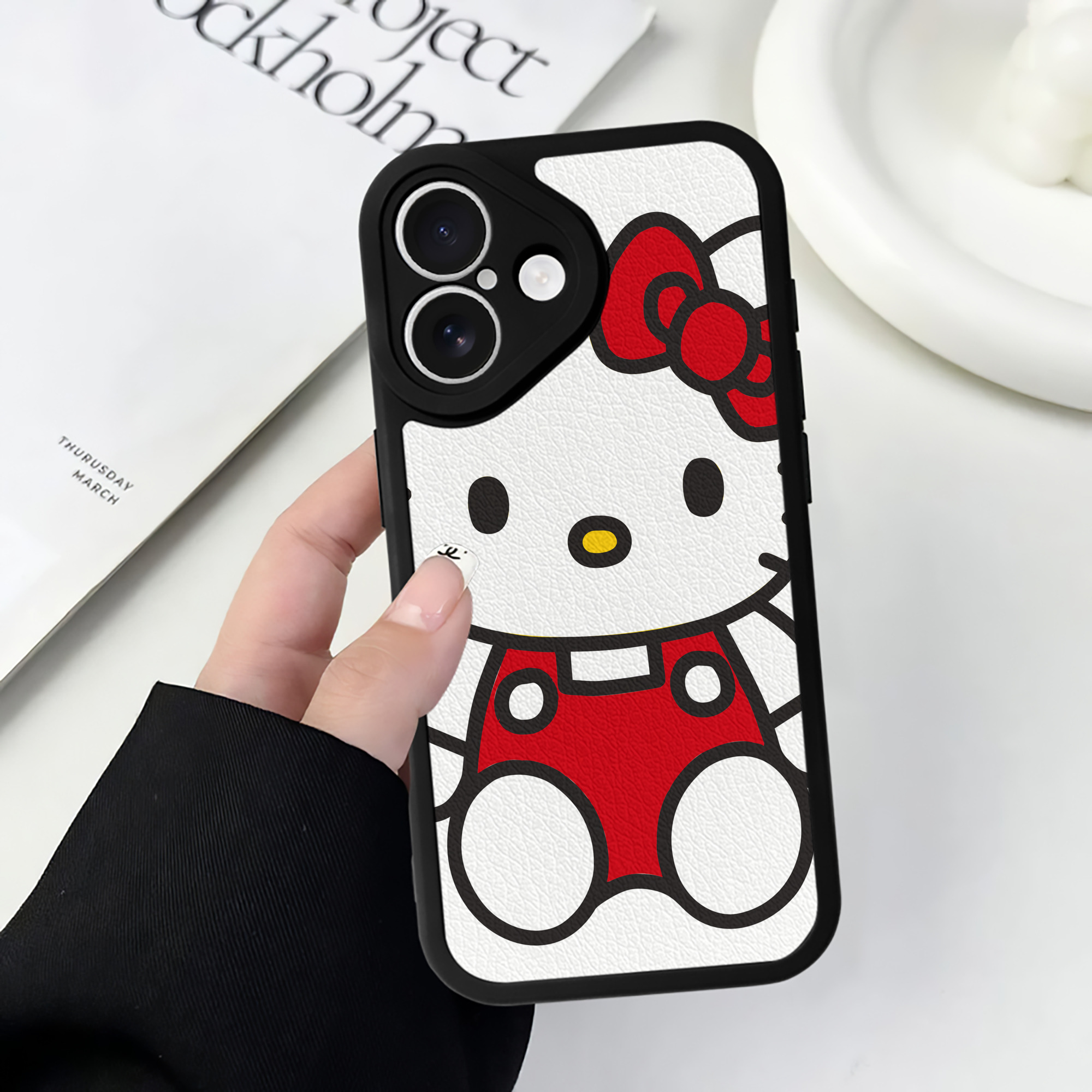 （画像用） Hello Kitty ハローキティ 【iPhone 16シリーズ対応】シリコンスマホケース（レザー調） 材質：シリコン